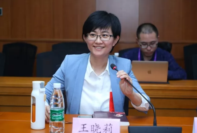 王晓莉主持读书会