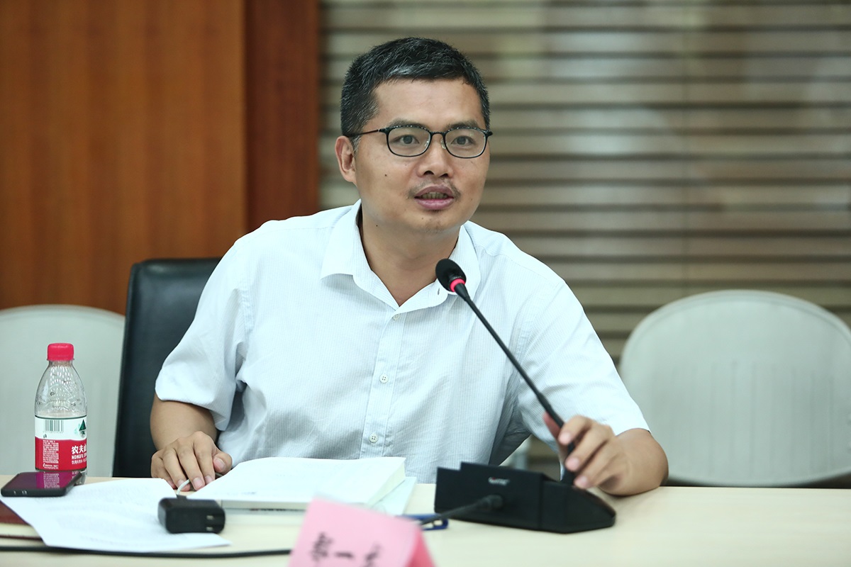 中国人民解放军国防大学副教授石海明以"迎接后人类时代"为题作了发言