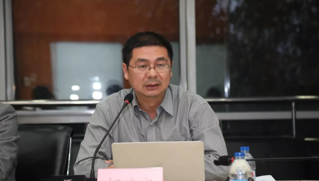 清华大学国情研究院、公共管理学院党委共同主办党的十九届四中全会精神研讨会