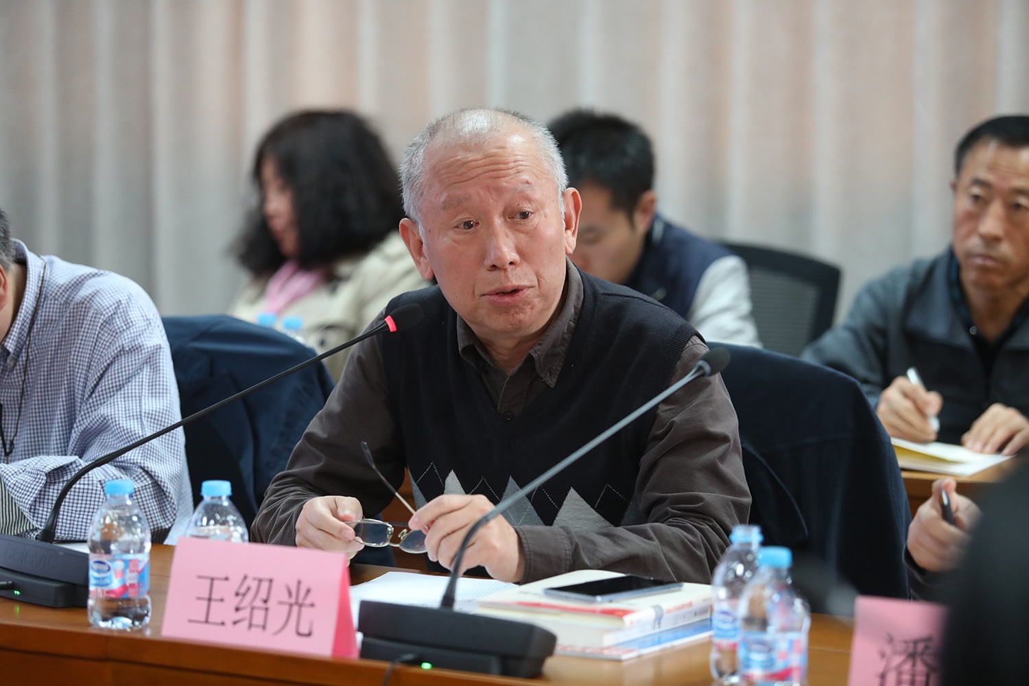十八大以来中国政治体制新发展专题研讨会暨 《创新中国集体领导体制》新书交流会顺利举行
