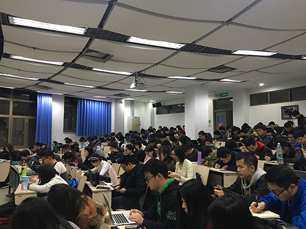 胡鞍钢为清华学子解读2018年政府工作报告
