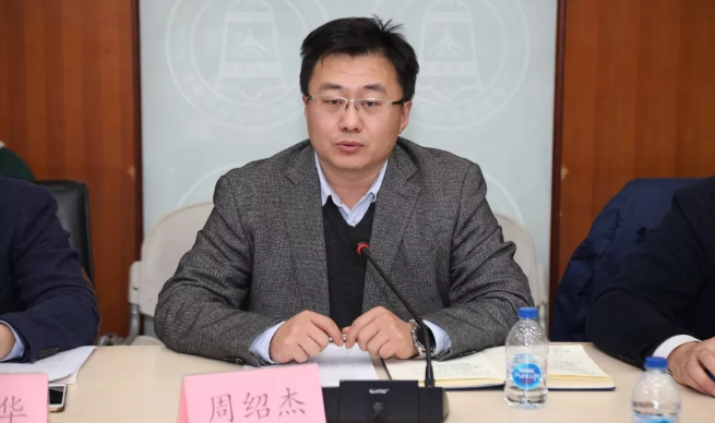 清华大学国情研究院、公共管理学院党委共同主办党的十九届四中全会精神研讨会